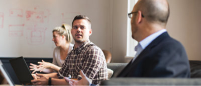 Een groep individuen die betrokken zijn in gesprekken in de wachtruimte