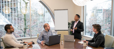 一群人围坐在会议桌旁。