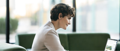 A women working in a laptop