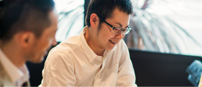 İş yerinde bir konu üzerine tartışan iki profesyonel.