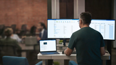 Una persona sentada en un escritorio con un ordenador