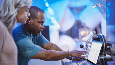 Dos personas mirando un equipo