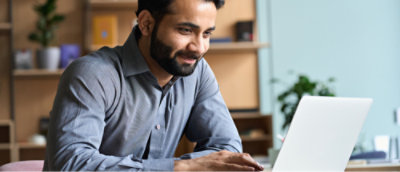 Een man die een laptop gebruikt