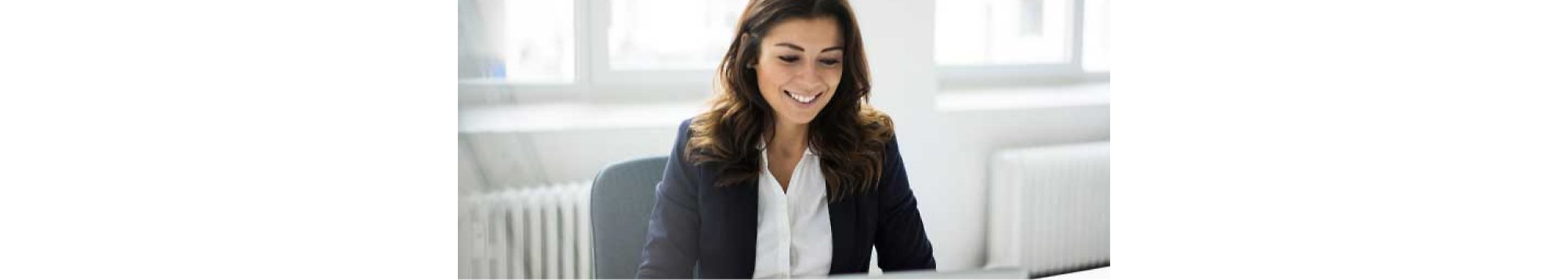 Uma mulher a sorrir sentada num escritório