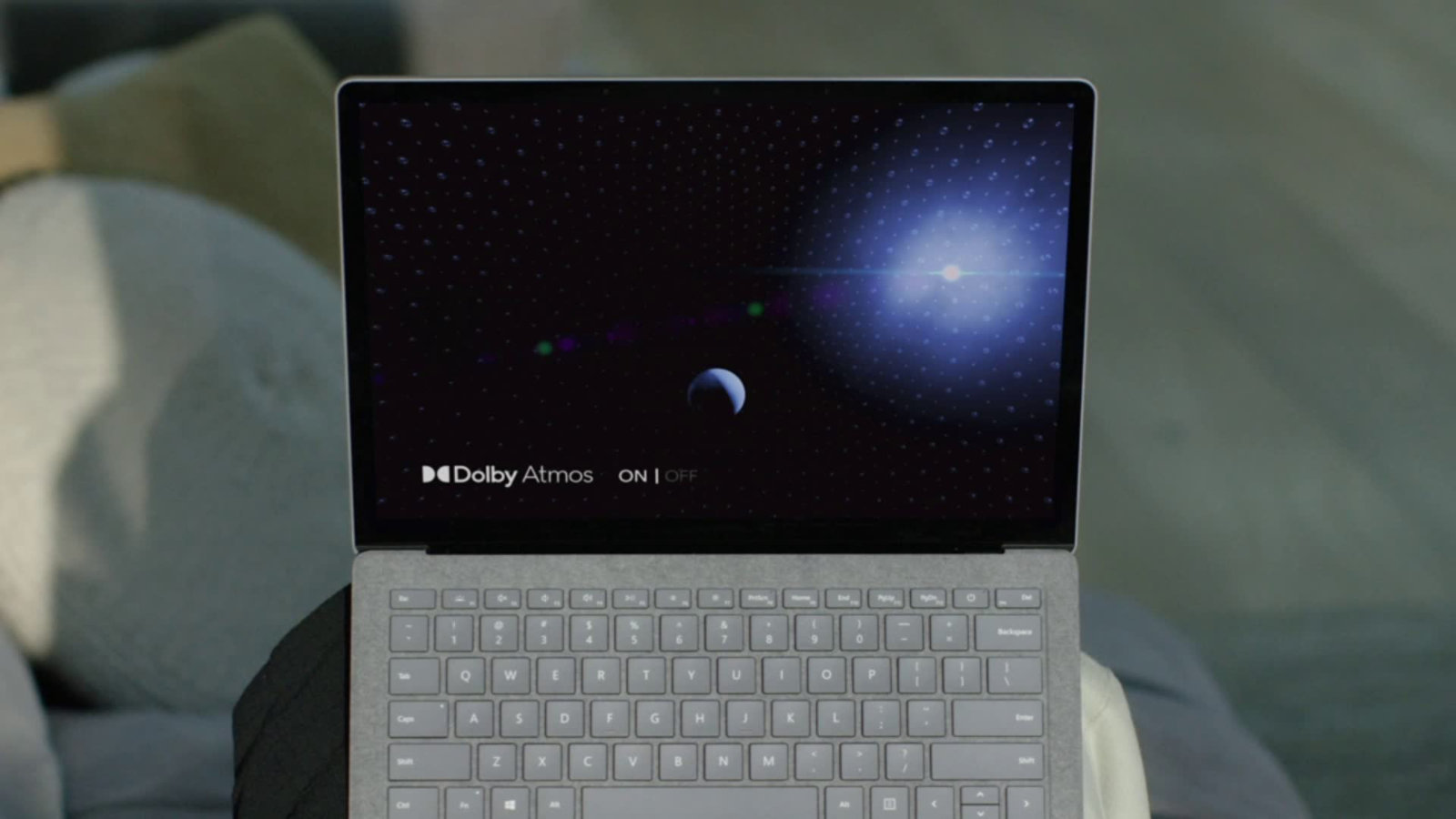 Auf einem Surface Laptop 4 läuft ein Film