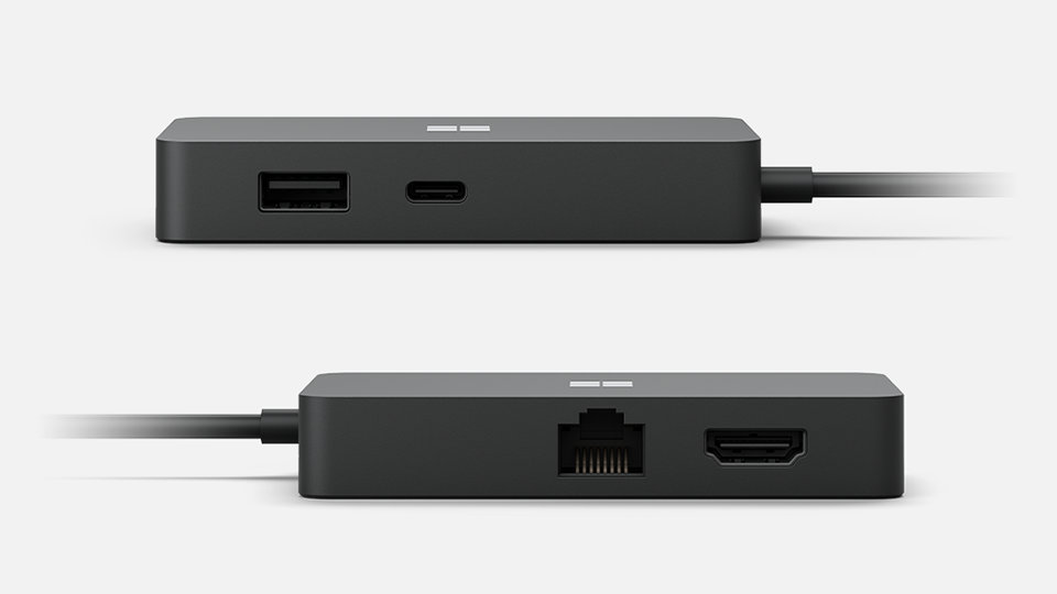 Obě strany rozbočovače Travel Hub zobrazující porty USB, Ethernet a HDMI.