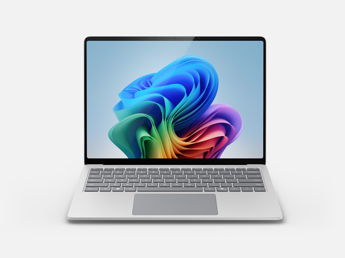 A front view of Surface Laptop in the color Platinum.