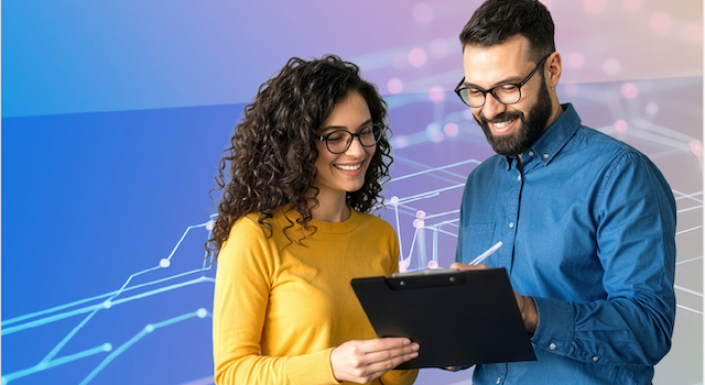 Zwei Personen betrachten gemeinsam ein Klemmbrett vor einem Hintergrund mit Linien auf blau-violettem Verlauf..