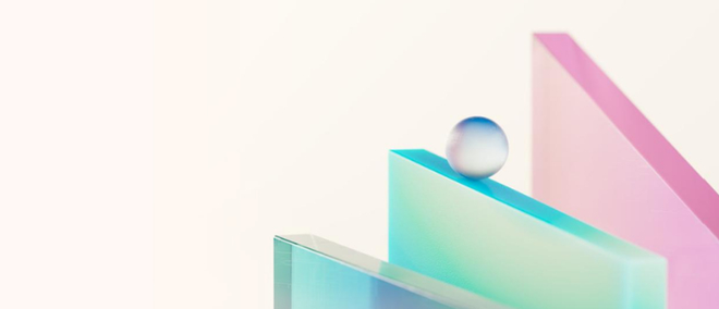 Abstrakte Glasstrukturen mit Kugel in Pastellfarben.