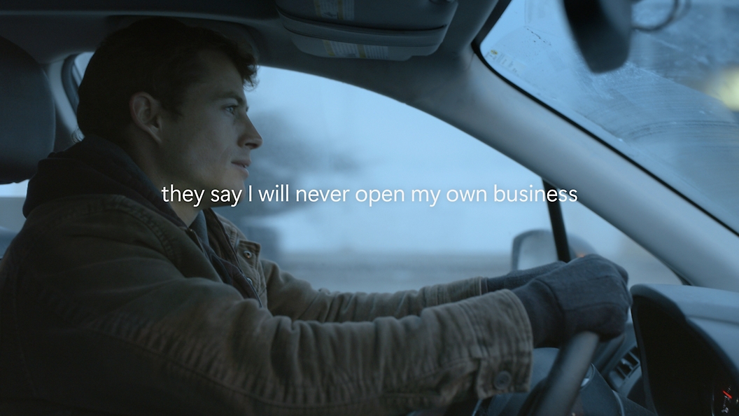 Miniatura de un vídeo de Copilot sobre un hombre conduciendo un coche 