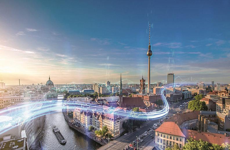 Es ist eine Luftaufnahme von Berlin zu sehen. Eingefügte Illustrationen sollen die Digitalisierung symbolisieren.	