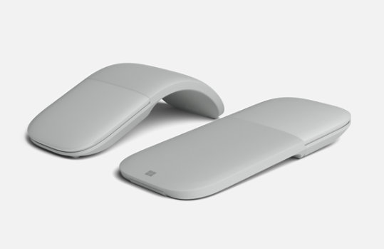En Surface Arc Mouse i buet position og en Surface Arc Mouse i flad position.