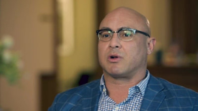 一个人戴着眼镜。