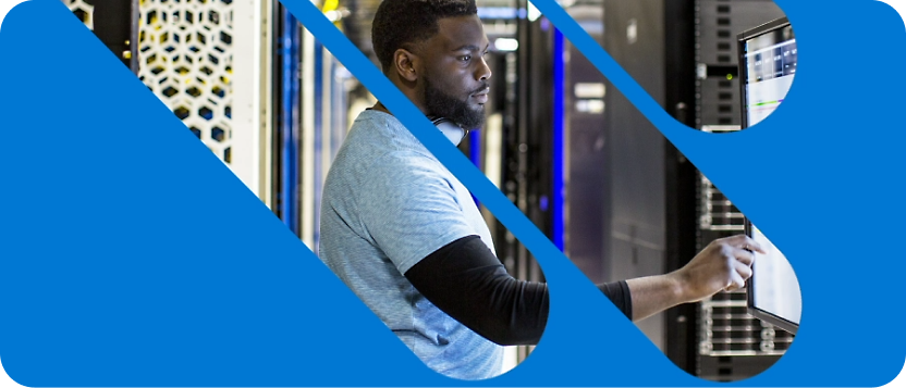 Ein Mann arbeitet an einem Server in einem Rechenzentrum und ist zwischen abstrakten blauen Grafikelementen positioniert.