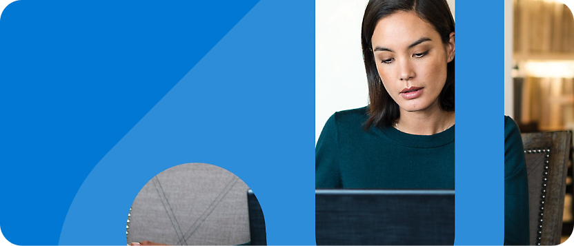 Moteris, susikoncentravusi į nešiojamąjį kompiuterį biuro aplinkoje, o kairėje yra mėlynas grafinis dizaino elementas.