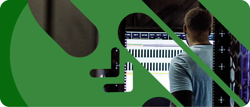 Vyras dirba kompiuteriu su garso gamybos programine įranga, vaizdas iš nugaros, įrėmintas žalio abstrakčiojo grafinio dizaino.