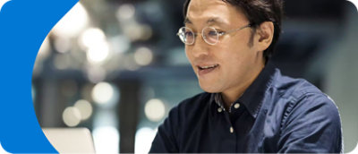 眼鏡をかけて笑っている男性