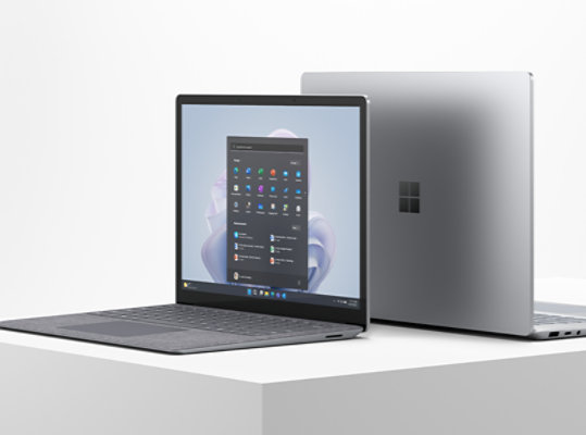 Two sizes of Surface Laptop 5 for Business with a 13-inch and 15-inch display.