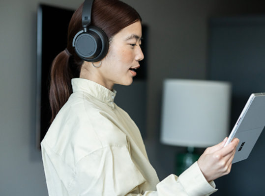 A person uses Surface Pro 9 for Business to make a call while it’s unplugged. 