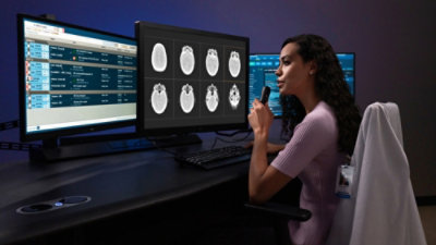 Een persoon met meerdere beeldschermen, die de gegevens op het scherm bekijkt en analyseert.