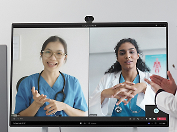 Photo d’un écran d’ordinateur où l’on peut voir l’image d’une visioconférence montrant deux femmes portant des blouses et des stéthoscopes