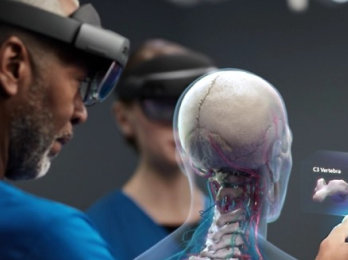 Twee personen die naar een skelet kijken