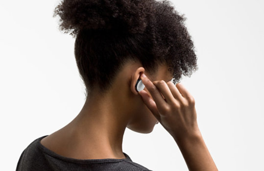 Una donna con gli auricolari Surface Earbuds.