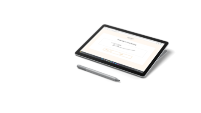Surface Go 4 v tabletovém režimu s perem pro Surface