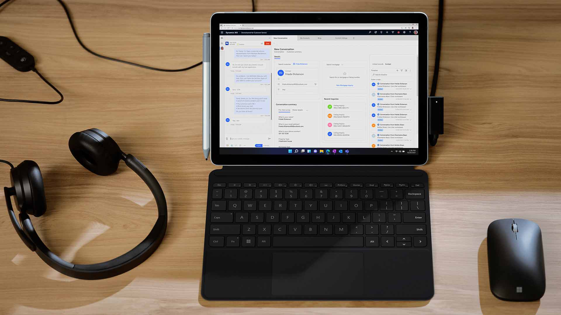 Surface Go 4 v režimu notebooku leží na stole se sluchátky Surface Headphones a myší Surface