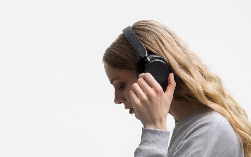 Una mujer con sus Surface Headphones 2.