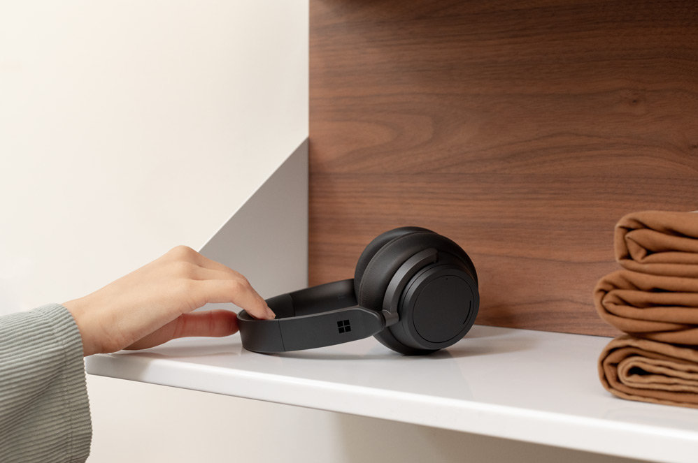 Une personne prend un Headphones 2 sur une étagère