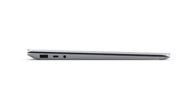 جهاز Surface Laptop 4 باللون البلاتيني ونظرة مقربة من الجانب