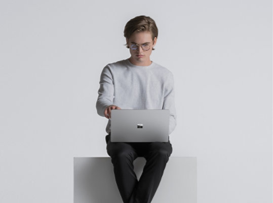 Person som skriver på platinafarget Surface Laptop 4