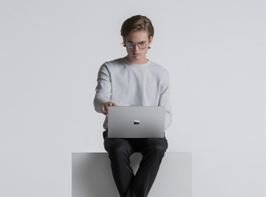 A person uses Surface Laptop 4 in Platinum.