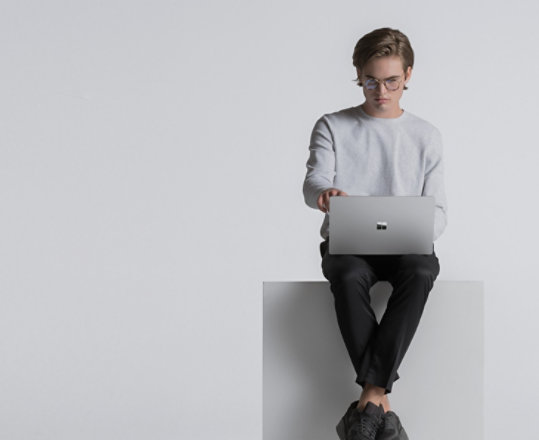 プラチナの Surface Laptop 4 で入力している人