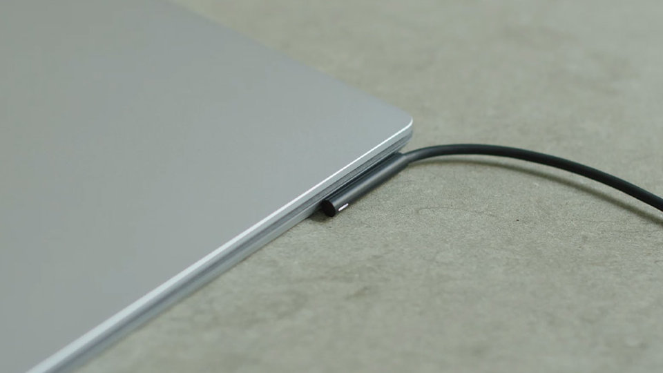 ภาพระยะใกล้ของพอร์ตชาร์จของ Surface Laptop 4