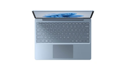 Surface Laptop Go 3 en Bleu Glacier. L’image montre une vue inclinée du dessus sur le clavier et le pavé tactile. 