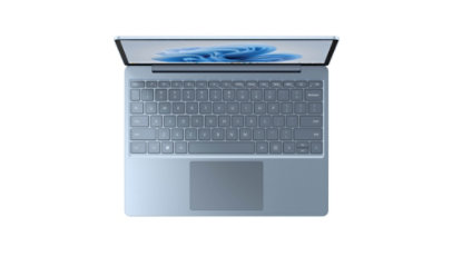 Surface Laptop Go 3 in Eisblau von oben mit Blick auf die Tastatur und das Touchpad. 