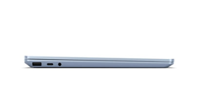 Surface Laptop Go 3 en Bleu Glacier. L’image présente une vue inclinée du côté droit avec l’appareil fermé. 