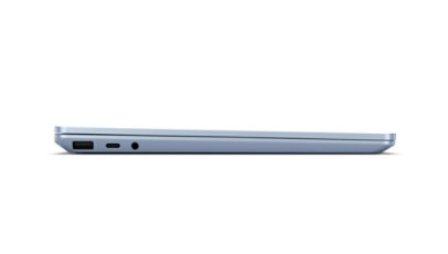 Surface Laptop Go 3 in Eisblau, von der rechten Seite bei geschlossenem Gerät. 