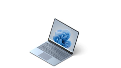 Eine Dreiviertelansicht eines Surface Laptop Go 3 in Platin.
