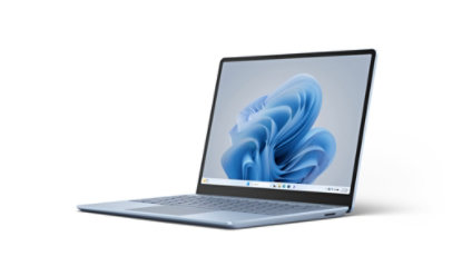 Surface Laptop Go 3 en bleu glacier montré de face et de gauche avec Windows bloom à l’écran. 