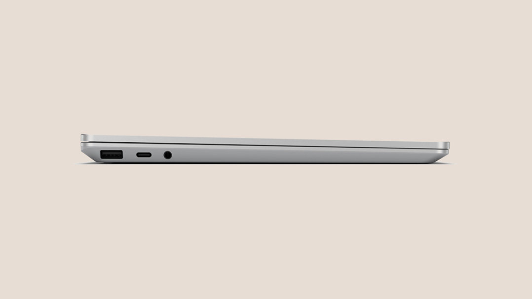 Lukket platin Surface Laptop Go 3 set fra siden, der viser sin portabilitet.