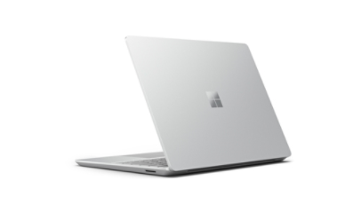 Se muestra Surface Laptop Go 3 desde un ángulo posterior con el teclado parcialmente visible.