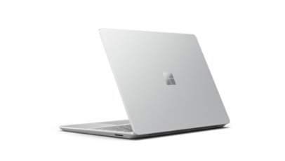 Surface Laptop Go 3 zobrazený zezadu s částečně viditelnou klávesnicí.