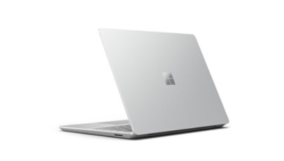 Vue inclinée de l’arrière d’un Surface Laptop Go 3 montrant partiellement le clavier.