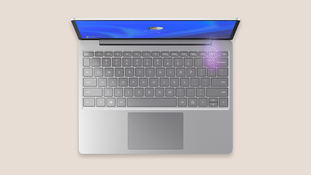 키보드 오른쪽 위의 지문 판독기에 불이 들어 와 있는 상태의 Surface Laptop Go 3(플래티넘)를 위에서 본 모습