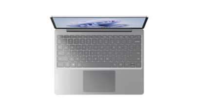 Se muestra Surface Laptop Go 3 desde un ángulo superior con el teclado y panel táctil visibles.