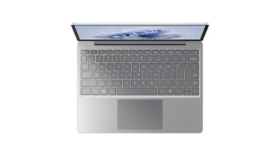Surface Laptop Go 3 näytettynä viistosti ylhäältä, näppäimistö ja kosketuslevy ovat näkyvissä.