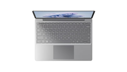 Surface Laptop Go 3 visas från en vinkel ovanifrån med tangentbordet och pekplattan synliga.